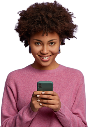 Imagem de uma mulher com o celular na mão, olhando para frente e sorrindo